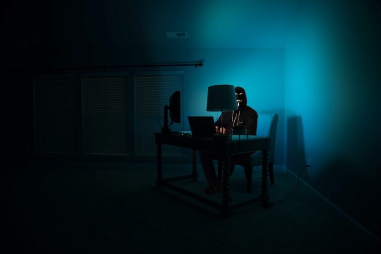 A Guide to the Dark Side of the Internet What is the Dark Web?
